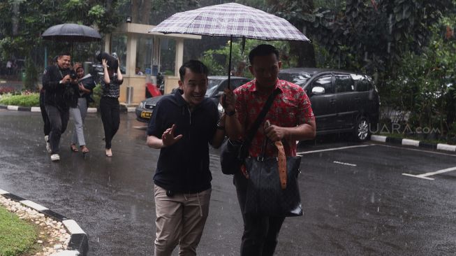 Pembawa acara Ruben Samuel Onsu (kiri) mendatangi Direktorat Reserse Kriminal Khusus Polda Metro Jaya, Jakarta, Selasa (28/1). [Suara.com/Angga Budhiyanto]
