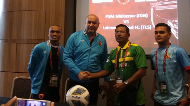 Pelatih Lalenok United Yanve Matney (kedua kanan) dan pemainnya Paulo Freitas (kedua kanan) dalam jumpa pers sehari jelang pertandingan melawan PSM Makassar di Hotel Alana Sentul, Bogor, Selasa (28/1/2020). (Suara.com/Adie Prasetyo Nugraha) 