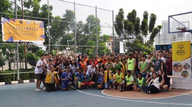 Para atlet difabel intelektual dan non difabel, beserta segenap pengelola kegiatan, berfoto bersama menuju pelaksanaan ajang Unified Sports Basketball LEOLYMPICS 2.0. [Dok. SOIna]