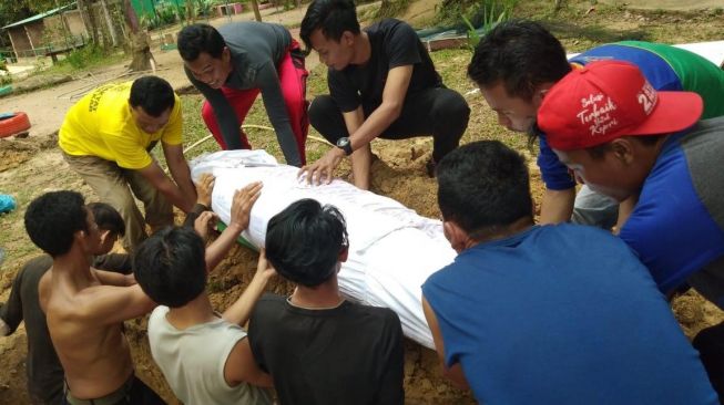 Ikan arapaima gigas di hutan konservasi Mata Kucing, Batam, Kepri, ditemukan mati pada Senin (27/1/2020) kemarin. Ikan dengan panjang lebih dari 2 meter itu sudah dipelihara selama 16 tahun oleh pengelola hutan wisata Mata Kucing. (Foto dok. istimewa)