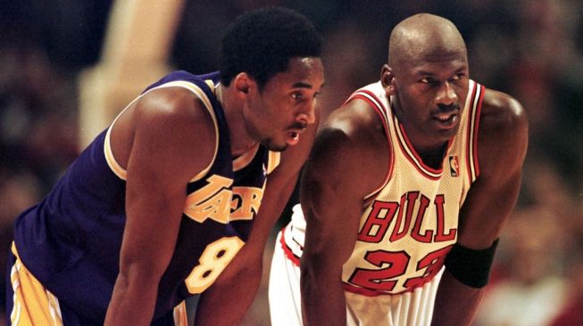 Dua legenda basket, Kobe Bryant (kiri/LA Lakers) dan Michael Jordan (Chicago Bulls), kala bertanding dalam laga NBA di United Center, 17 Desember 1997. [AFP/Vincent Laforet]