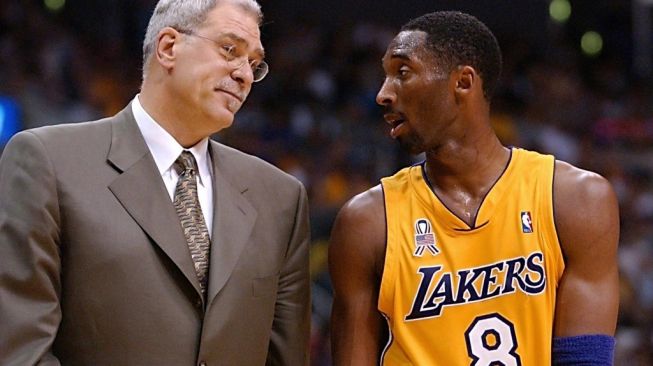 Guard LA Lakers Kobe Bryant (kanan) berbincang dengan sang pelatih Phil Jackson. [AFP/Lucy Nicholson]