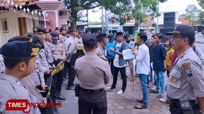 Massa Minta Dishub Pamekasan Cabut Kebijakan Stiker Parkir Berlangganan 