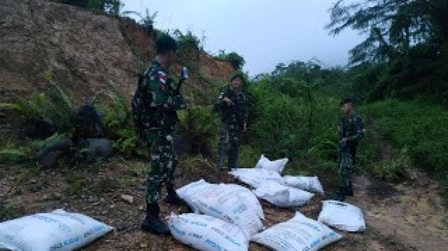 Pamtas RI-Malaysia Amankan Gula Ilegal 1,5 Ton di Perbatasan