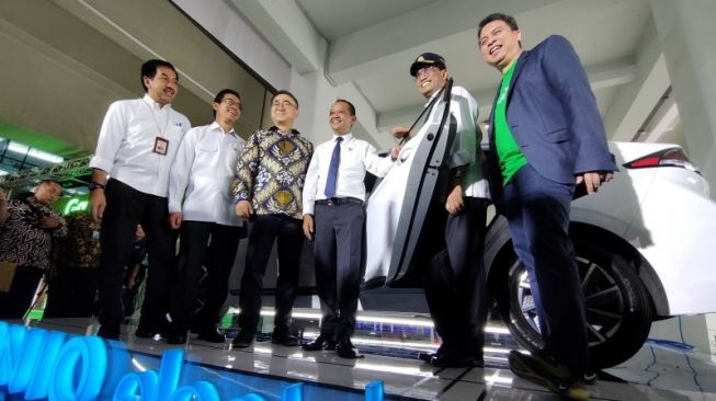 Peluncuran Grabcar Elektrik dengan wahana Hyundai Ioniq EV di Bandara Soekarno - Hatta (27/1/2020) yang dihadiri Menteri Perhubungan RI, Budi Karya Sumadi [ANTARA Foto].