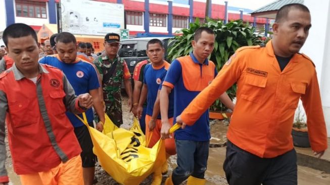 6 Orang Meninggal Dunia Akibat Banjir di Tapanuli Tengah, 3 Masih Hilang