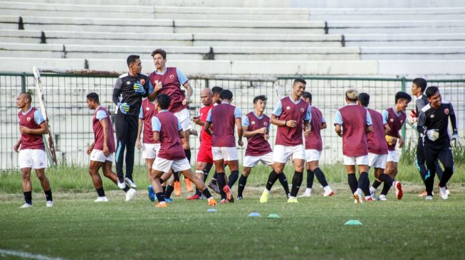 Sejumlah pesepakbola PSM Makassar melakukan sesi latihan di lapangan Stadion Mini Cibinong, Bogor, Jawa Barat, Selasa (28/1/2020). Latihan tersebut sebagai persiapan tim PSM Makassar melawan tim Lalenok United pada laga Play-Off Piala AFC 2020 di Stadion Pakansari, Rabu (29/1/2020). ANTARA FOTO/Yulius Satria Wijaya