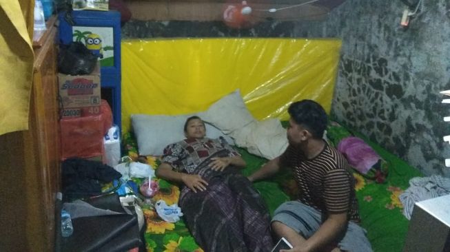 Kisah Anik Dirawat 4 Anaknya, Berjuang Melawan Kanker di Kontrakan Sempit