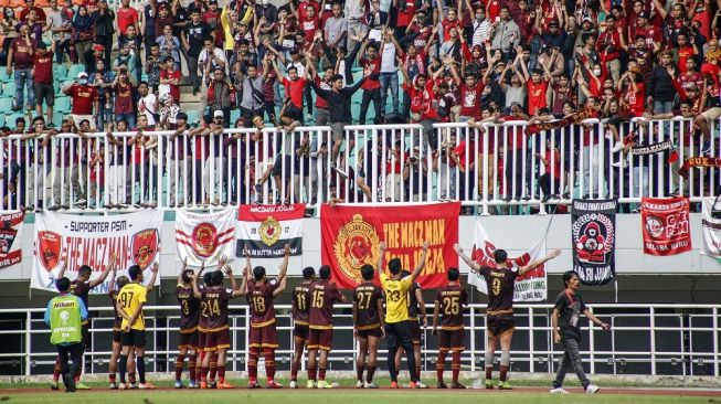 Sejumlah pesepakbola PSM Makassar melakukan selebrasi setelah timnya mengalahkan Lalenok United pada laga Play-Off Legg 2 Piala AFC 2020 di Stadion Pakansari, Bogor, Jawa Barat, Rabu (29/1/2020). PSM Makassar menang 3-1 dengan keunggulan agregat (7-2) dan PSM Makassar melaju ke fase grup Piala AFC 2020 di Grup H bersama Tampines Rovers (Singapura), Kaya-Iloilo (laos) dan Shan (Myanmar). ANTARA FOTO/Yulius Satria Wijaya/pd.