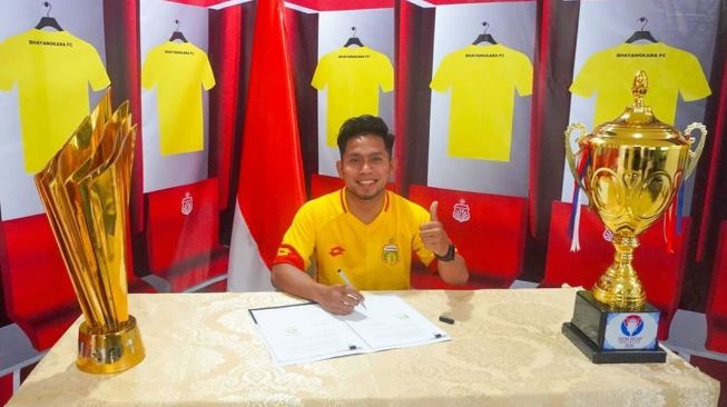 Andik Vermansyah saat menandatangani kontrak bersama dengan Bhayangkara FC. (dok. Bhayangkara FC).