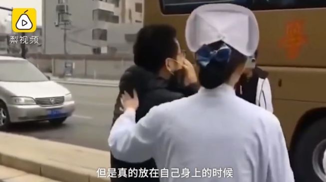 Pria menangis antarkan istrinya jadi perawat pasien virus corona. (Pear video)