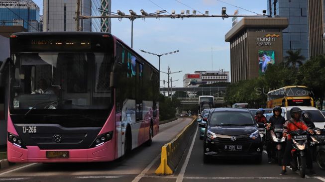 Kamera pengawas Tilang Elektronik yang ada di Jl. MH Thamrin, Jakarta Pusat, Rabu (29/01). [Suara.com/Alfian Winanto]