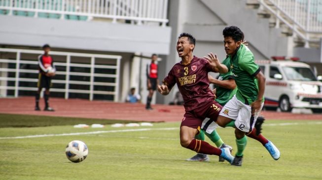 Pesepakbola PSM Makassar Zulkifli Syukur (kiri) dijatuhkan oleh pesepak bola Lalenok United Yohanes (kanan) pada laga Play-Off Legg 2 Piala AFC 2020 di Stadion Pakansari, Bogor, Jawa Barat, Rabu (29/1/2020). ANTARA FOTO/Yulius Satria Wijaya/pd