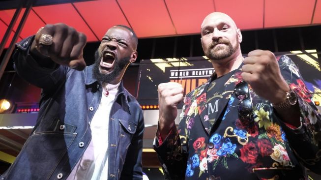 Juara dunia kelas berat WBC, Deontay Wilder (kiri), berfoto bersama dengan penantangnya, Tyson Fury, dalam konferensi pers jelang pertarungan di Los Angeles, California, Sabtu (25/1/2020). [AFP/Ringo Chiu]