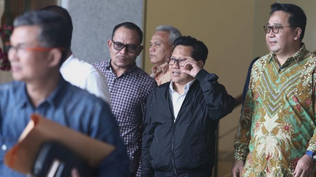 Ketua Umum Partai Kebangkitan Bangsa (PKB) Muhaimin Iskandar berjalan meninggalkan ruang pemeriksaan usai menjalani pemeriksaan di gedung KPK, Jakarta,Rabu (29/1). [Suara.com/Angga Budhiyanto]
