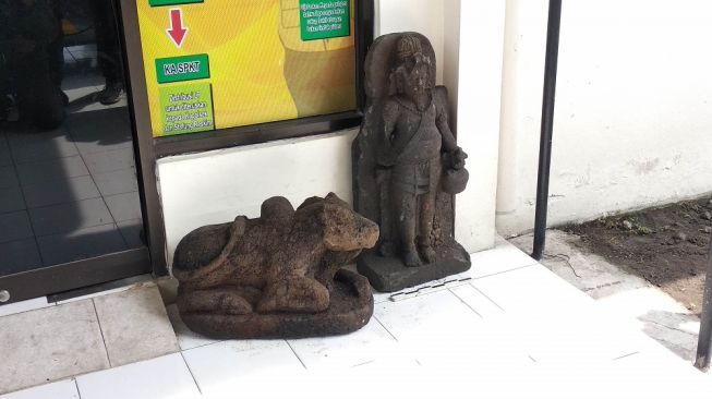 Penampakan arca yang ditemukan di pembuangan limbah kotoran sapi di Dusun Kalijeruk II, Desa Widodomartani, Kecamatan Ngemplak, Kabupaten Sleman pada Selasa (28/1/2020). - (Suara.com/Baktora)
