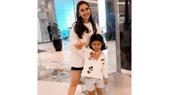 Giliran Anak Ayu Ting Ting Parodikan Ucapan Ayah Rozak