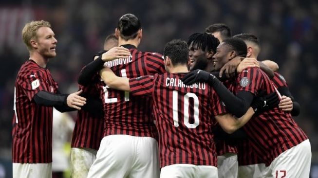 Para pemain AC Milan merayakan gol Zlatan Ibrahimovic ke gawang Torino di laga Coppa Italia di San Siro. MIGUEL MEDINA / AFP