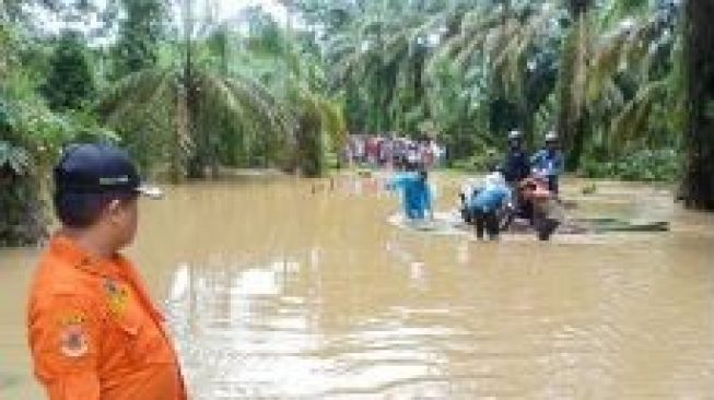 Satu Warga Dilaporkan Meninggal Akibat Banjir di Tapteng, Puluhan Luka-luka
