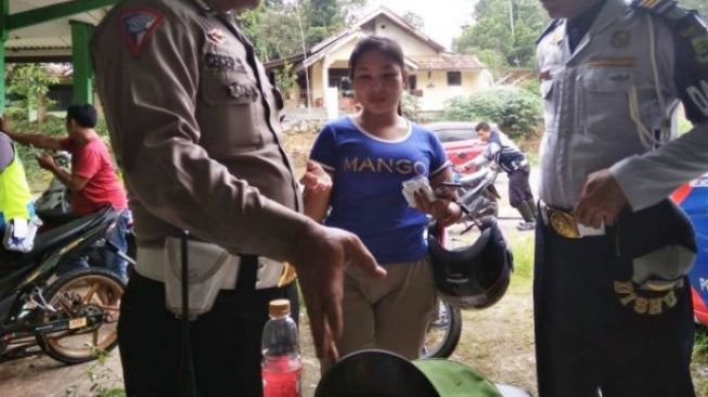 Takut Ditilang, Perempuan Ini Menangis di Depan Polisi