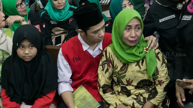 Lutfi Alfiandi (kiri) bersama dengan Ibunya Nurhayati Sulistya (kanan) saat menjalani sidang putusan di Pengadilan Negeri Jakarta Pusat, Kamis (30/01). [Suara.com/Alfian Winanto]