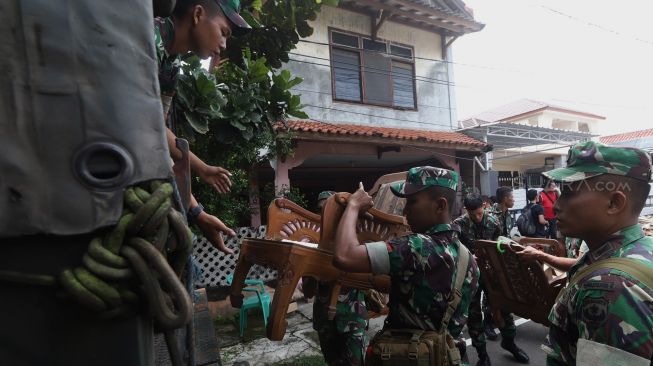 Anggota TNI melakukan pengosongan rumah dinas Kodam Jaya di Komplek Kodam Jaya, Jakarta Pusat, Kamis (30/1). [Suara.com/Angga Budhiyanto]