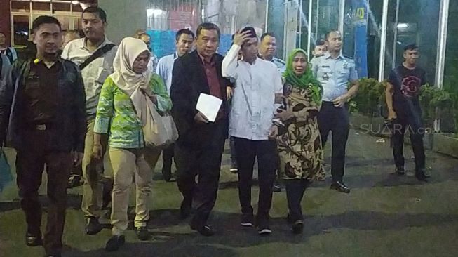 Terpidana Dede Luthfi Alfiandi (20), demontran pembawa bendera saat demo di DPR September 2019 lalu langsung keluar dari rumah tahanan Salemba, Jakarta Pusat, Kamis (30/1/2020) malam. (Suara.com/Tyo)