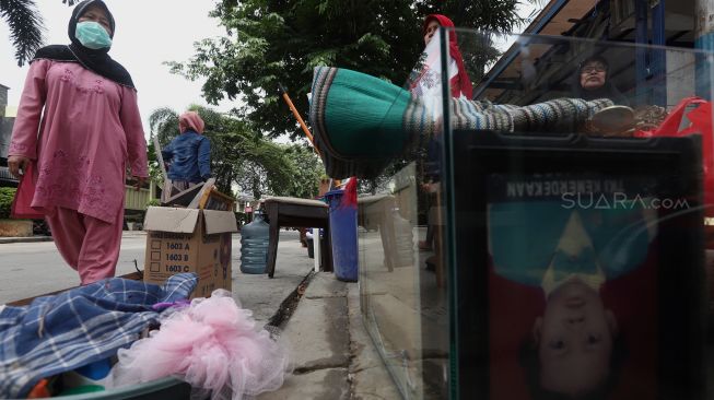 Penghuni menata barang-barang miliknya saat proses pengosongan rumah dinas Kodam Jaya di Komplek Kodam Jaya, Jakarta Pusat, Kamis (30/1). [Suara.com/Angga Budhiyanto]
