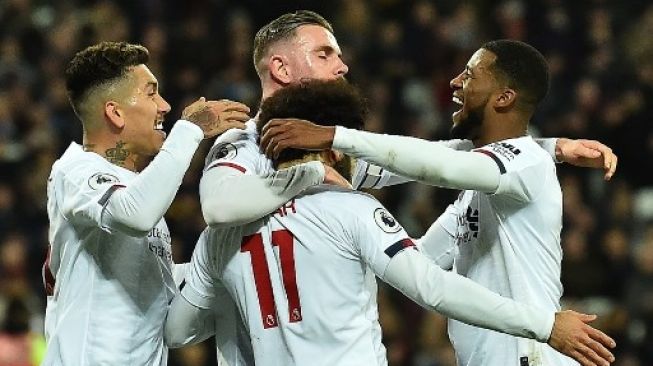 Para pemain Liverpool merayakan gol Mohamed Salah ke gawang West Ham United dari titik penalti dalam laga Liga Inggris. Glyn KIRK / AFP