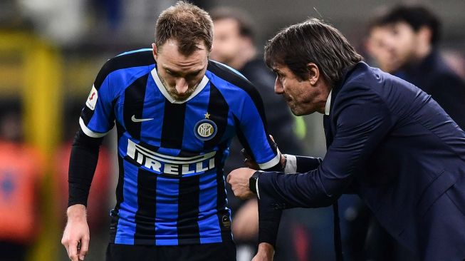 Gelandang Inter Milan, Christian Eriksen mendengarkan instruksi pelatih Antonio Conte bertanding melawan Fiorentina pada pertandingan perempat final Coppa Italia di Stadion Giuseppe Meazza, Milan, Italia, Kamis (30/1) dini hari WIB. [AFP Photo/Miguel Medina]