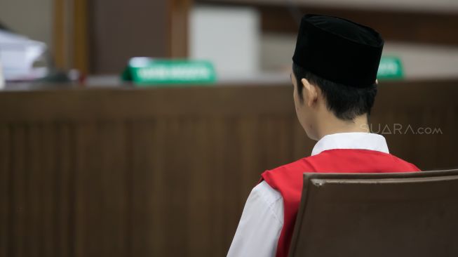 Lutfi Alfiandi saat mengikuti sidang putusan di Pengadilan Negeri Jakarta Pusat, Kamis (30/01). [Suara.com/Alfian Winanto]