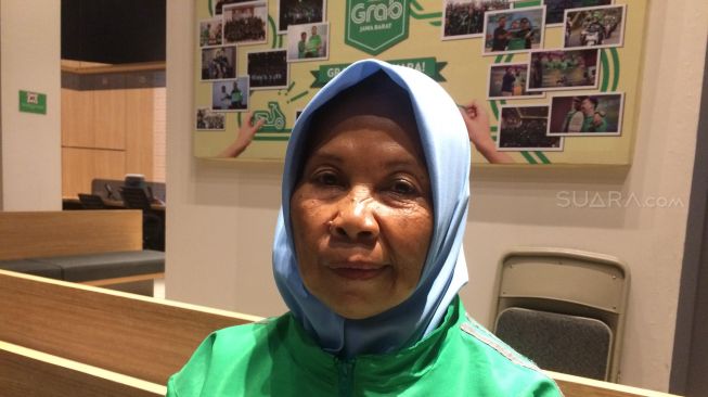 Ibu Ati Sri Hatijah, driver ojol dalam kejadian pelemparan susu cair [Suara.com/Emi La Palau].