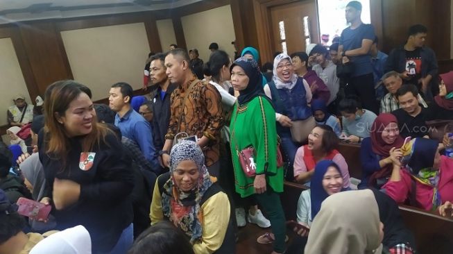 Suasana pengunjung membanjiri sidang vonis terdakwa Dede Luthfi Alfiandi di PN Jakarta Pusat. (Suara.com/Stephanus Aranditio). 