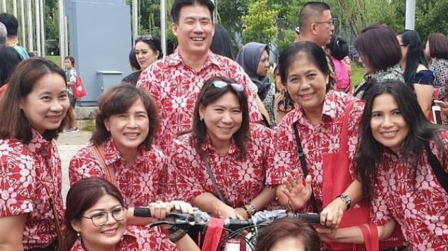 Susy Susanti (tengah) dan komunitas bulutangkis Indonesia berfoto bersama dengan sepeda pemberian Presiden Joko Widodo (Jokowi) usai menghadiri acara Perayaan Imlek Nasional di ICE BSD, Tangerang Selatan, Kamis (30/1/2020). [Instagram/susysusantiofficial]