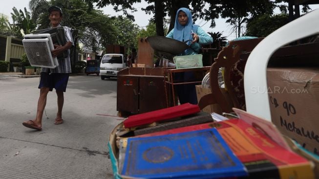 Penghuni menata barang-barang miliknya saat proses pengosongan rumah dinas Kodam Jaya di Komplek Kodam Jaya, Jakarta Pusat, Kamis (30/1). [Suara.com/Angga Budhiyanto]
