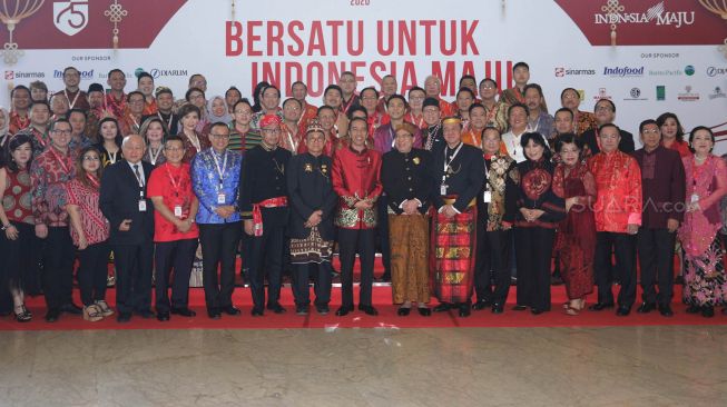 Presiden Joko Widodo (tengah) didampingi Ketua Panitia Imlek Nasional yang juga Komisaris Utama Smarfren, Soeherman Gandi Sulistiyanto (kedua kanan) berjalan bersama para tokoh Tionghoa Indonesia untuk menuju tempat acara perayaan Imlek Nasional 2020 di Indonesia Convention Exhibition Serpong, Tangerang, Banten, Kamis (30/1). [Foto/Suara.com]

