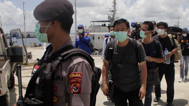 Enam warga negara China yang terdampar di perairan Rote Ndao diarahkan menuju kendaraan setibanya di Lantamal VII Kupang, NTT, Kamis (30/1). [ANTARA FOTO/Kornelis Kaha]