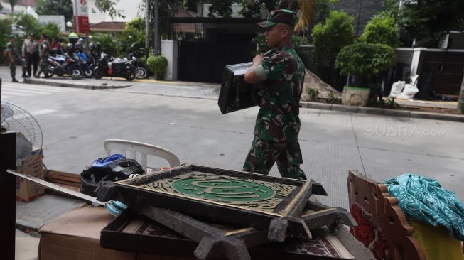 Anggota TNI melakukan pengosongan rumah dinas Kodam Jaya di Komplek Kodam Jaya, Jakarta Pusat, Kamis (30/1). [Suara.com/Angga Budhiyanto]