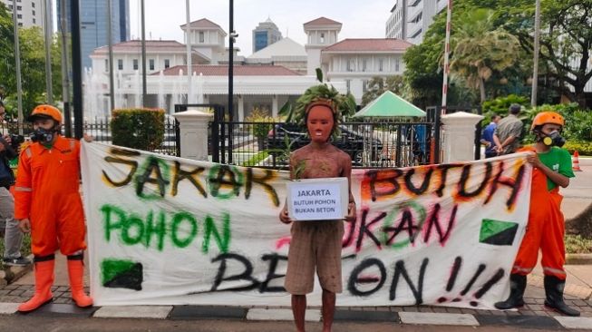Protes Monas Digunduli, Walhi: Jakarta Butuh Pohon Bukan Beton