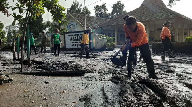 Banjir Bandang di Ijen, Warga Mulai Bersihkan Lumpur