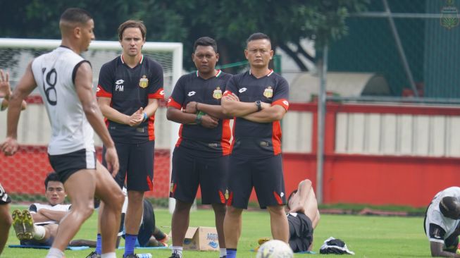 Pelatih Bhayangkara FC Paul Munster sedang memimpin latihan timnya di Stadion PTIK, Jakarta, Kamis (30/1/2020). (dok. Bhayangkara FC). 