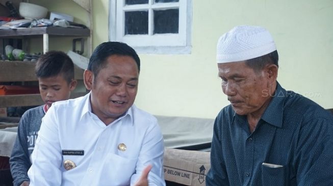 Bupati Bekasi Eka Supria Atmaja saat berkunjung ke rumah Husnia, mahasiswi yang masih terjebak di China karena virus corona. (Suara.com/M Yacub).