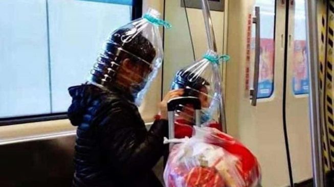 Wanita di Hong Kong pakai galon agar tak terjangkit virus corona (vaancouverisawesome)