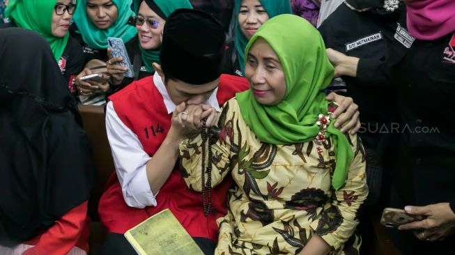 Lutfi Alfiandi (kiri) bersama dengan Ibunya Nurhayati Sulistya (kanan) saat menjalani sidang putusan di Pengadilan Negeri Jakarta Pusat, Kamis (30/01). [Suara.com/Alfian Winanto]
