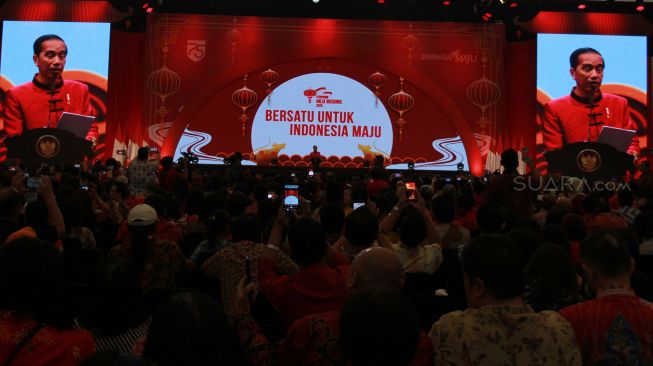 Presiden Joko Widodo (tengah) didampingi memberikan pidato saat acara perayaan Imlek Nasional 2020 di Indonesia Convention Exhibition Serpong, Tangerang, Banten, Kamis (30/1). [Foto/Suara.com]
