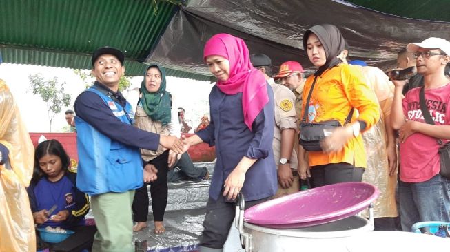 Kunjungi Korban Banjir Ijen, Khofifah Sebut Pemulihan Berakhir Lebih Cepat