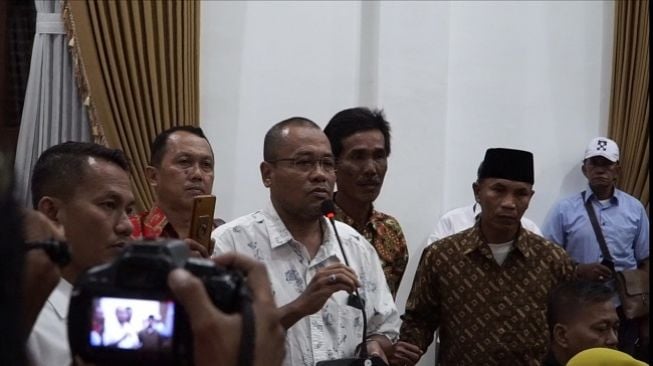 Orang tua mahasiswa Indonesia di Wuhan bertemu Gubernur Jawa Timur. (Suara.com/Arry Saputra)