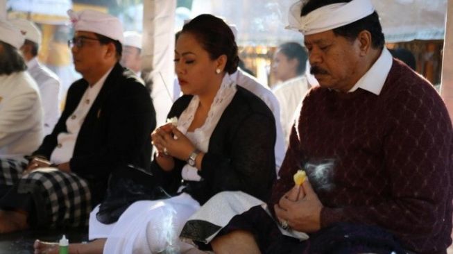 Bupati Eka Wiryastuti "Nyaksi" Prosesi Melasti di Pura Luhur Batukaru