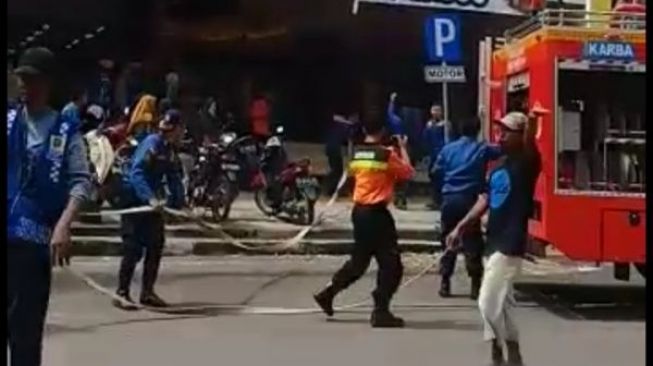 Damkar Berhasil Padamkan Api Kebakaran di Royal Kota Serang