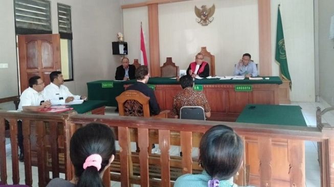 Merokok di Pusat Perbelanjaan, Tiga Warga Didenda Rp300 Ribu